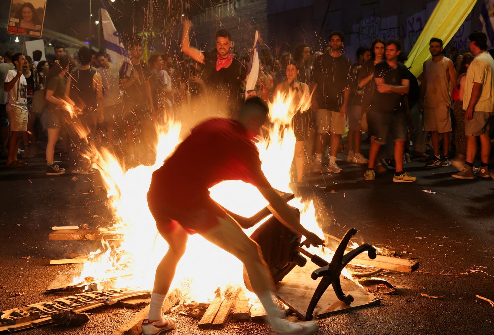 Od 6 sati ujutro (03,00 GMT) u ponedjeljak, "cijela će izraelska ekonomija biti u općem štrajku", rekao je u nedjelju čelnik Histadruta, utjecajne izraelske sindikalne središnjice, Arnon Bar-David, jer "mora doći kraj ovom napuštanju talaca”.