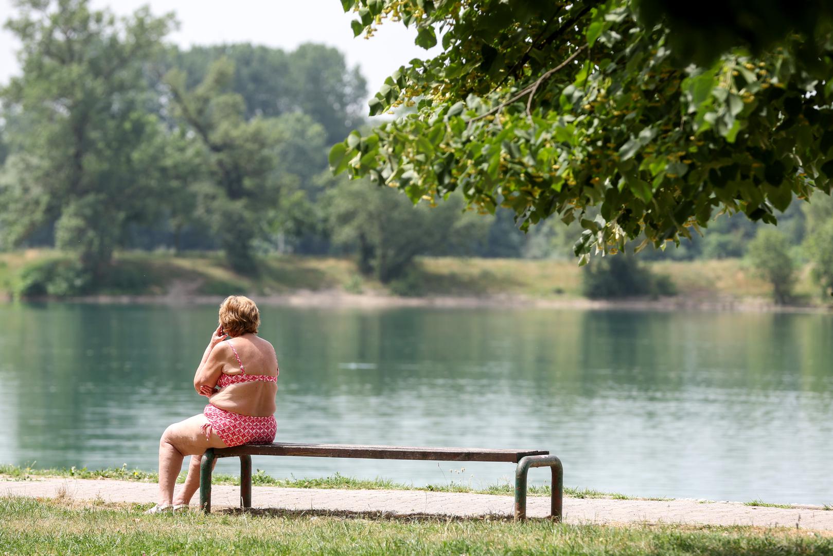 23.06.2022., Zagreb - Tek rijetki rekreativci i kupaci potrazili su spas od vrucine na jezeru Jarun. Photo: Igor Kralj/PIXSELL