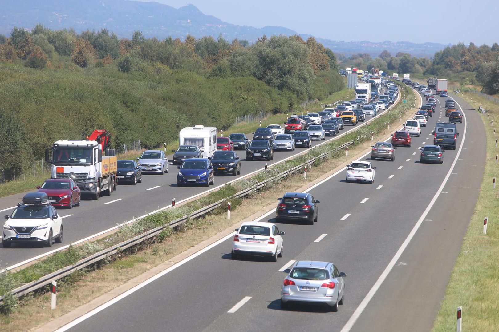 Kolone u smjeru otoka i kopna na Krčkom mostu duge su oko 4 km.