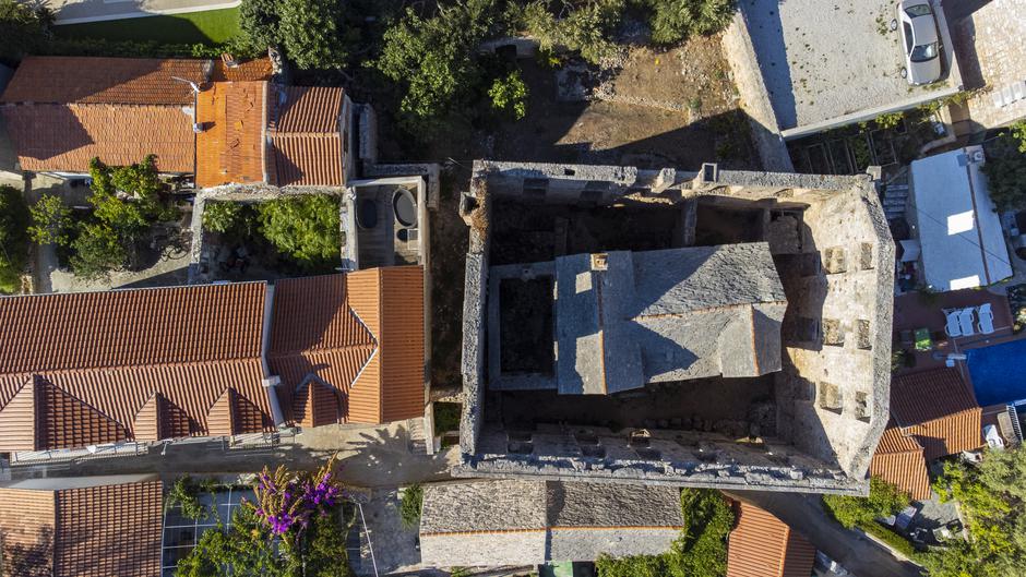 Fotografije iz zraka kuće u kući u Bolu na otoku Braču