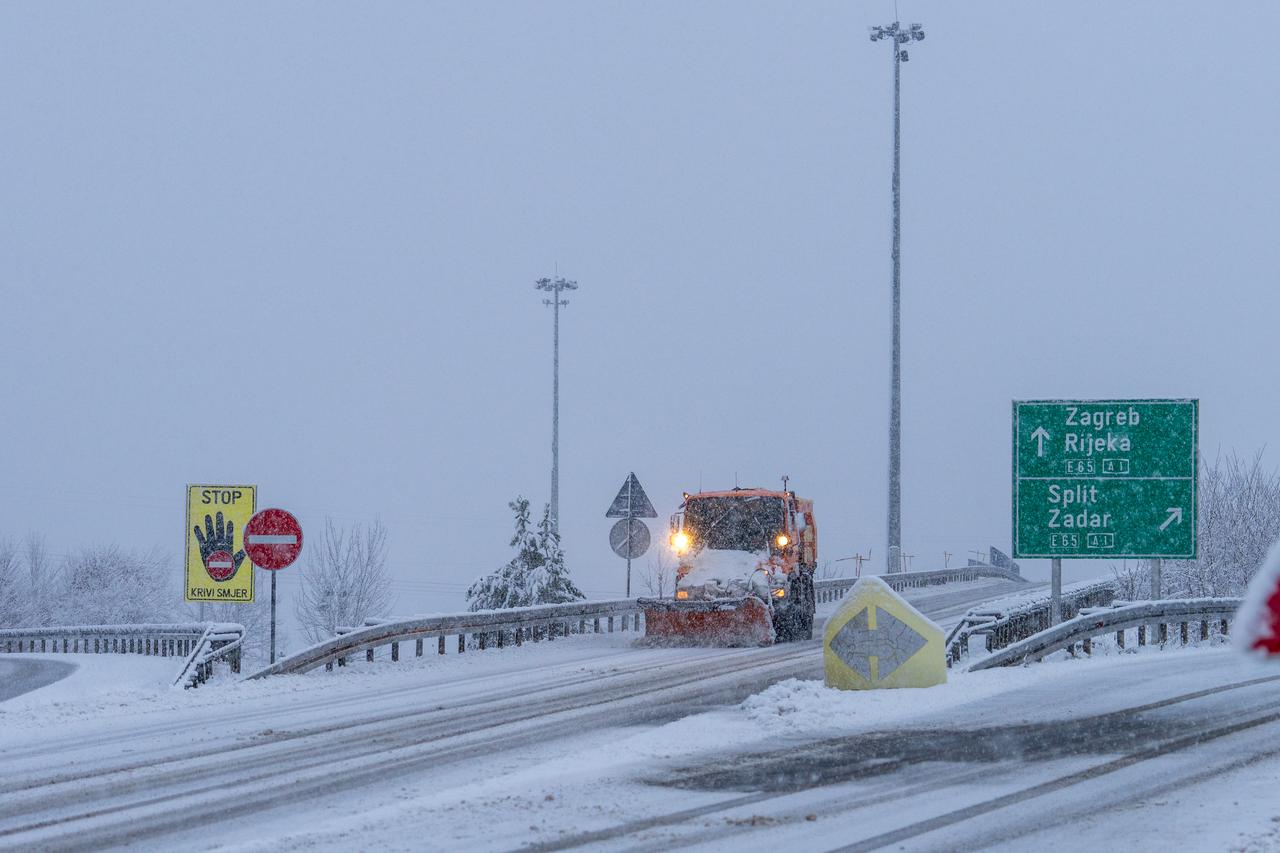 Gospić: Zimski uvjeti na autocesti A1 čvor Gospić