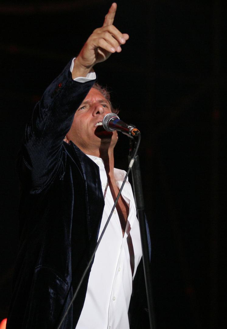 12.07.2009., Pula - Michael Bolton odrzao je koncert u pulskoj Areni i maestralno odradio svoj dio posla. Unatoc kasnjenju od 30-ak minuta, te vec nervoznim zvizducima 3000 gledatelja, svoju je caroliju zapoceo iskusanom taktikom i pulsku publiku najprije pocastio redom starih klasika. rPhoto: Sasa Miljevic/24sata 