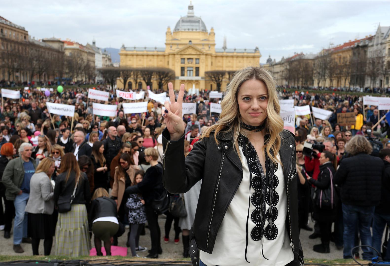 Tisuće ljudi na prosvjedu koji je organizirala Jelena Veljača, koju je kasnije primio premijer Plenković i predsjednica Kolinda Grabar-Kitarović, zatražile su bolju zaštitu za žrtve obiteljskog nasilja