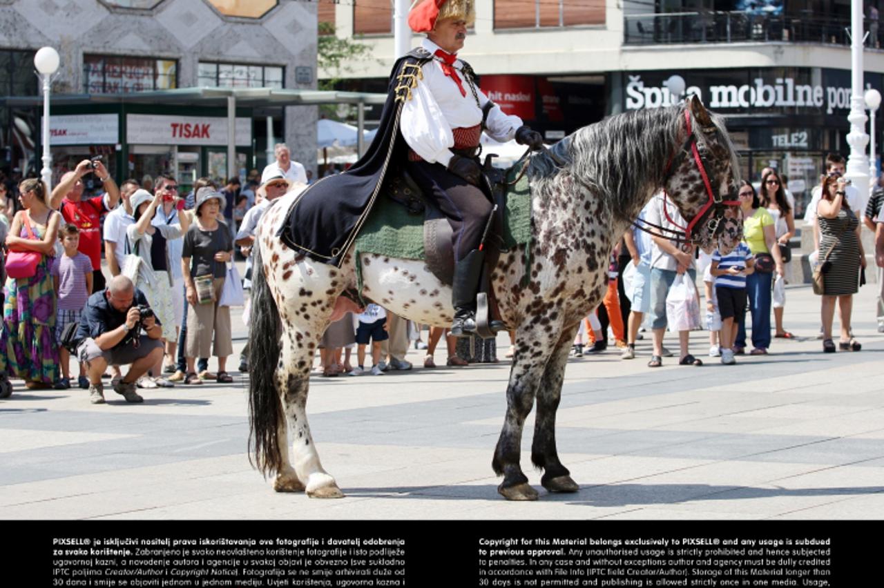 '17.08.2013., Zagreb - Turisticka ponuda grada Zagreba. U centru Zagreba se mogu zamjetiti grupe turista koji proucavaju centar grada.  Photo: Goran Jakus/PIXSELL'