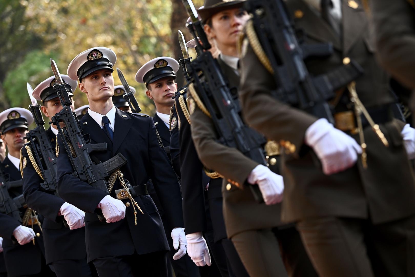 Svog vrhovnog zapovjednika Milanovića dočekala su čak 42 pripadnika Počasno-zaštitne bojne, a sve je trajalo otprilike pet minuta.