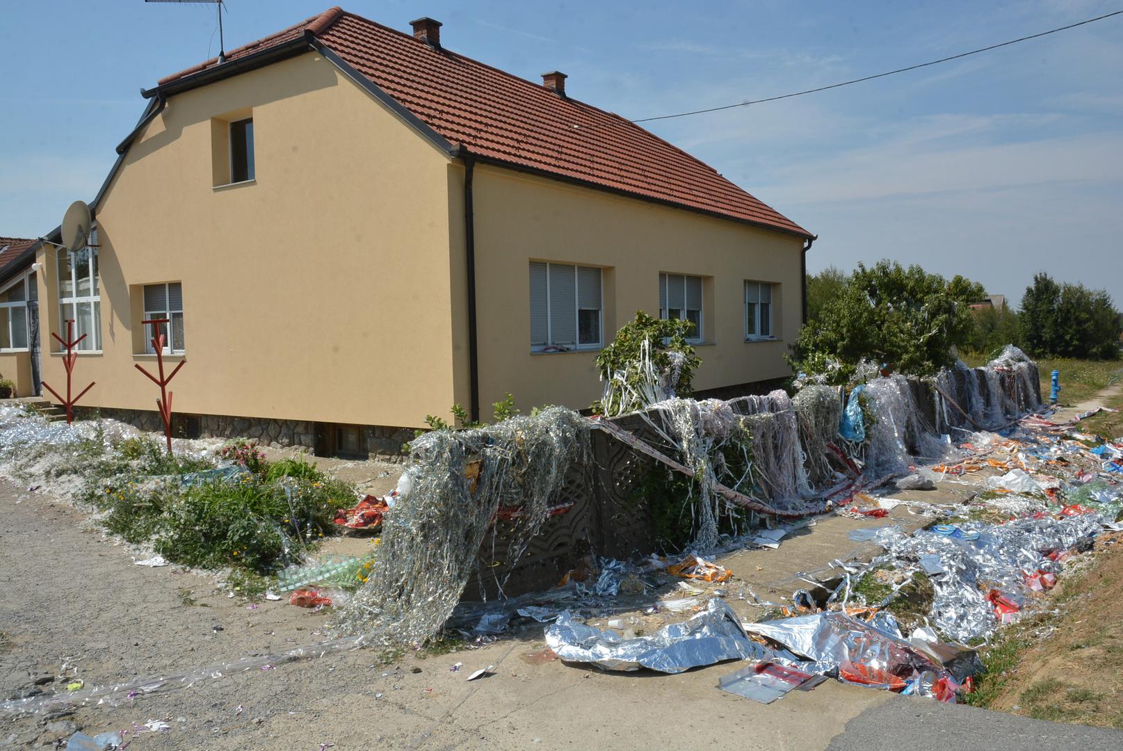 19.08.2017., Pavlovac - Sipanje se s godinama prometnulo u neslavan bilogorski obicaj. Na podrucju Bjelovarsko-bilogorske zupanije njeguje se jedinstven obicaj "slavlja" dolaska kuci majke i novorodjenceta iz bolnice, poznat pod nazivom sipanje. Rodbina, prijatelji i susjedi iskazuju veselje zasipavanjem dvorista perjem i papirima, a neuobicajeni nestasluci postaju ocekivani dio slavlja. Ovo je obicaj koji nema pisana pravila pa on ovisi o "kreativnosti" sipaca. Moze se zateci da se pale gume, sipaju limeni cepovi boca, ostavljaju olupine automobila ili slican otpad. Tako je, umjesto da je zasuta cvijecem, novopecena majka zasuta smecem. Neopisiva je to muka za domacine koji danima moraju cistiti dvoriste. Nekada su se prema narodnim obicajima sipali pljeva i perje. Pljeva koja je cuvala zrno zita, znacila je da se zena ocistila nakon poroda, a perje kako bi novorodjence imalo lagodan zivot poput ptice. "nPhoto: Damir Spehar/PIXSELL                                  