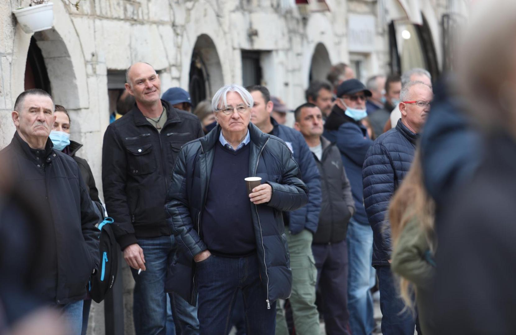 20.02.20220.,Trogir - Na trgu Ivana Pavla II odrzan mirni prosvjed radnika Brodotrogira na kojima su im se obratili predstavnici sindikata,radnika,branitelja i trogirani koji su to zeljeli.
Photo:Ivo Cagalj/PIXSELL