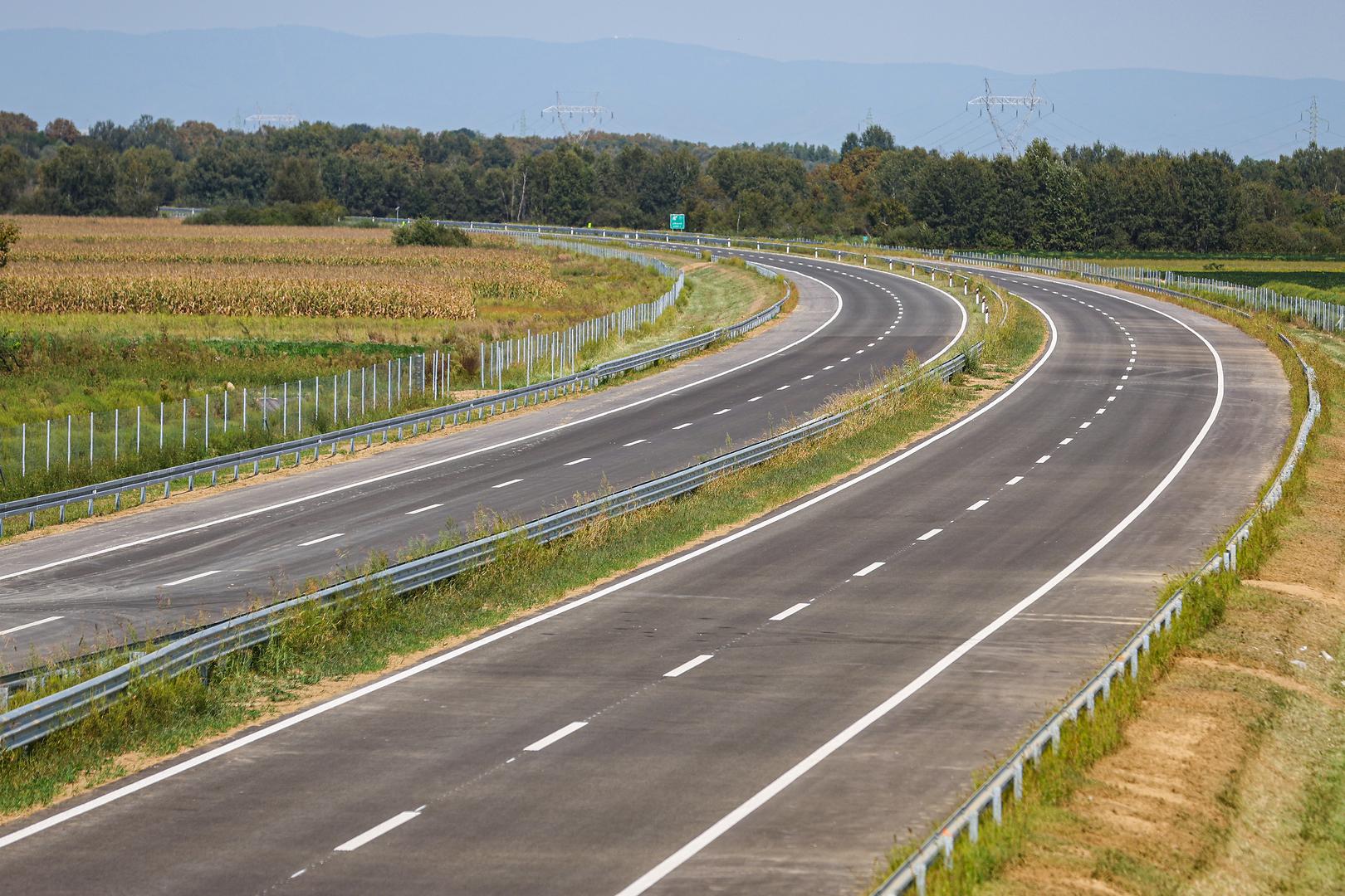 Na posljednjih 10,9 kilometara autoceste od Lekenika do Siska postavljeni su sva oprema, signalizacija te odbojne ograde te se obavljaju završni radovi. 