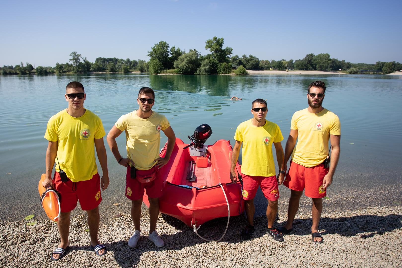 Tečajevi za spasioce uključuju ispit spašavanja, prve pomoći i ekologije, kaže Borna Hrestak, voditelj spasilačke službe. Organiziraju se svake godine