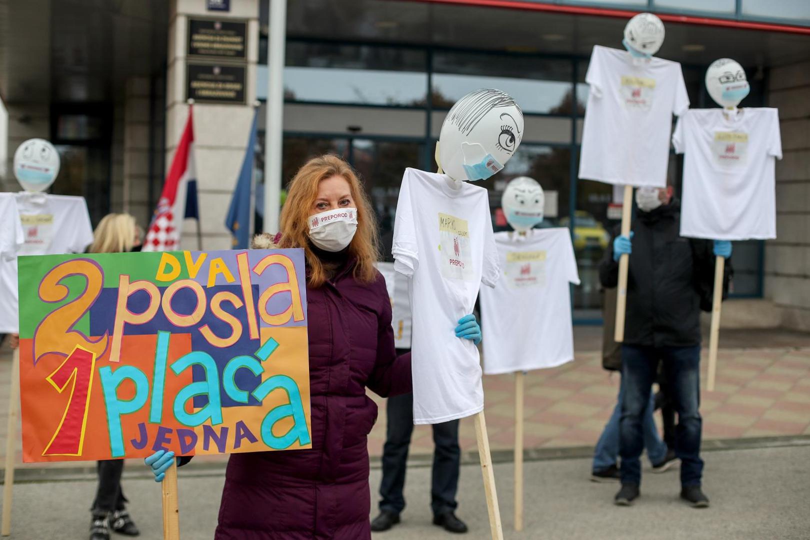 25.11.2020.,  Zagreb  - Sindikat zaposlenika u hrvatskom skolstvu Preporod odrzalo je ispred Ministarstva znanosti i obrazovanja prosvjed pod nazivom: Korona skola (Paralelna nastava, refundacija troskova, placa za vrijeme bolovanja i manjak spremacica). 
Photo: Igor Kralj/PIXSELL