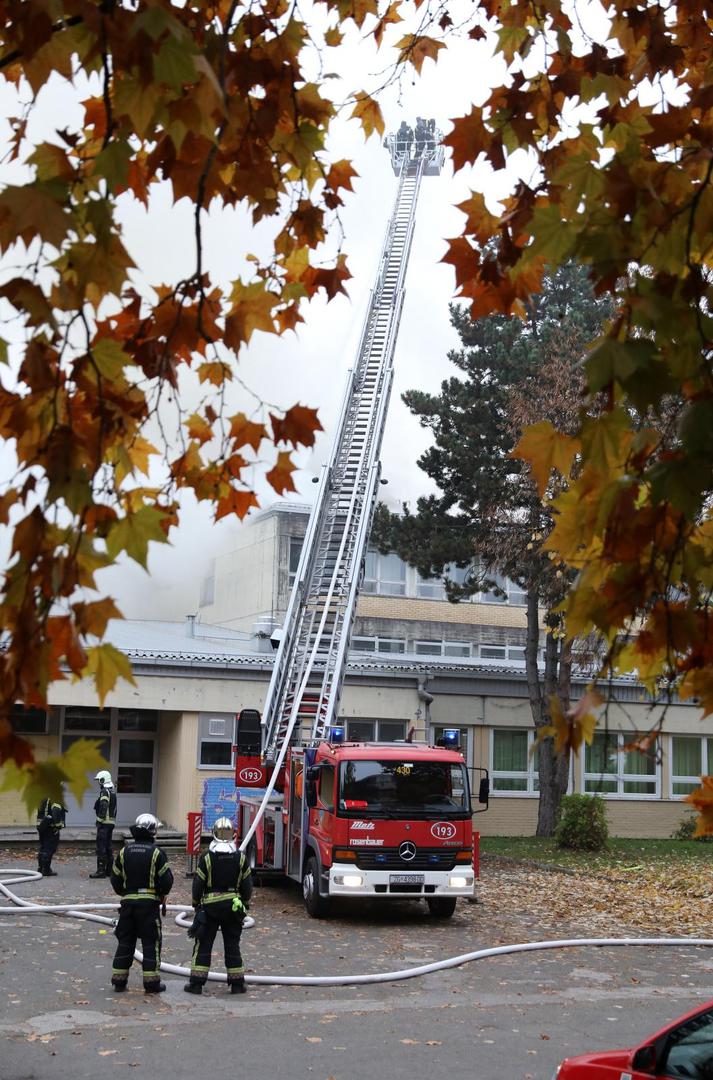 02.11.2020., Zagreb - Intervencija vatrogasaca radi pozara na krovu na Osnovne skole Mato Lovrak u zagrebackoj Dubravi. 

Photo: Patrik Macek/PIXSELL