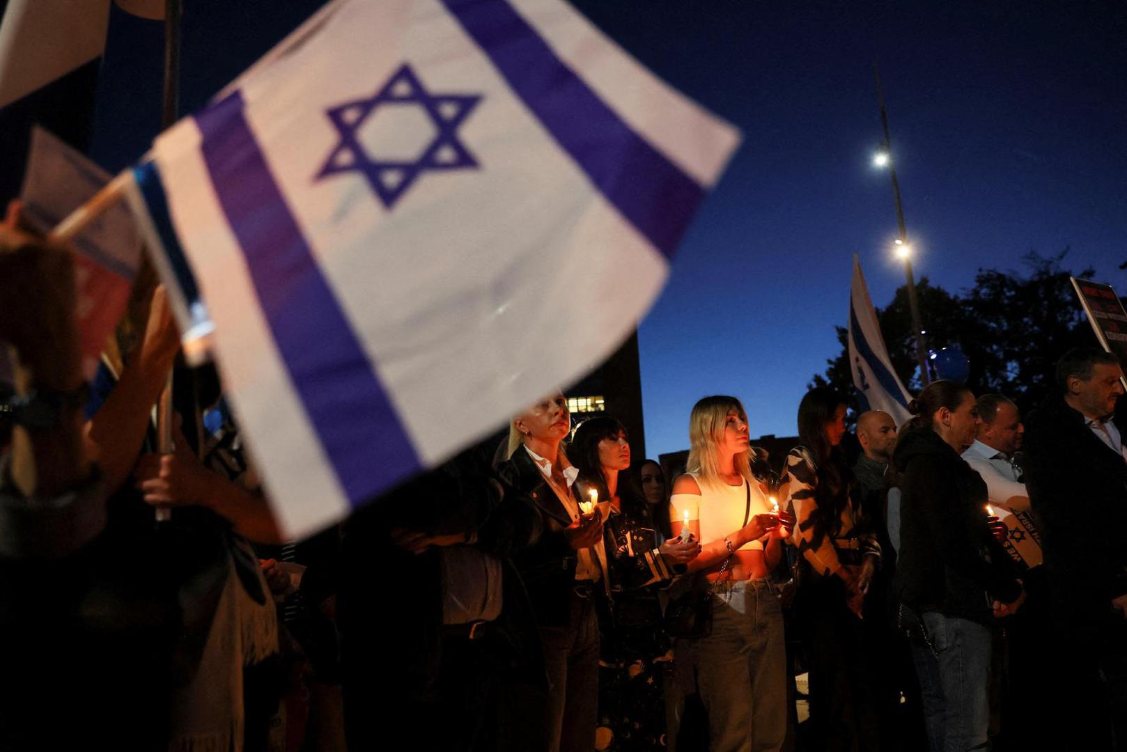 People hold candles during a demonstration organised by the Switzerland-Israel Association against the attacks by Hamas, outside the United Nations in Geneva, Switzerland, October 11, 2023. REUTERS/Denis Balibouse     TPX IMAGES OF THE DAY Photo: DENIS BALIBOUSE/REUTERS