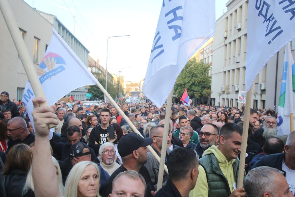 Loznica: Prosvjed protiv kopanja litija u dolini Jadra održan ispred zgrade gradske Skupštine 