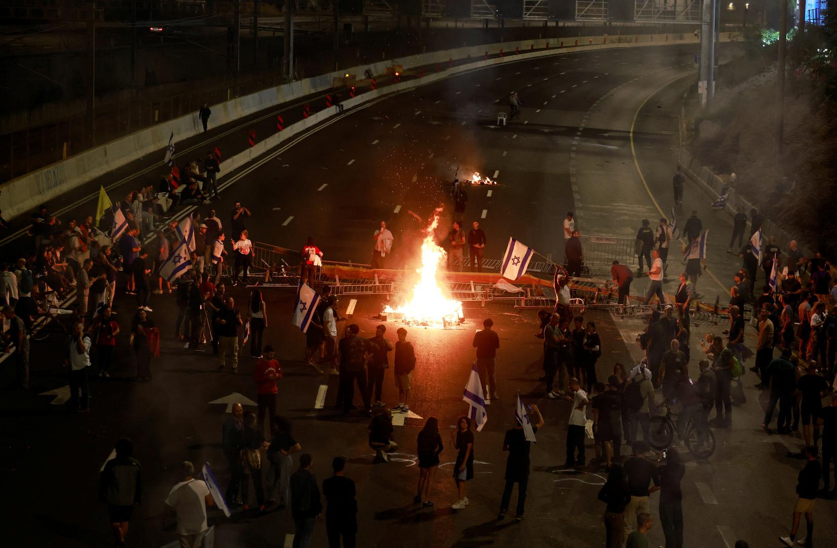 Israelis demonstrate after Israeli Prime Minister Benjamin Netanyahu sacked his defense minister, Yoav Gallant, citing lack of trust, in Tel Aviv, Israel November 5, 2024. REUTERS/Ammar Awad Photo: AMMAR AWAD/REUTERS