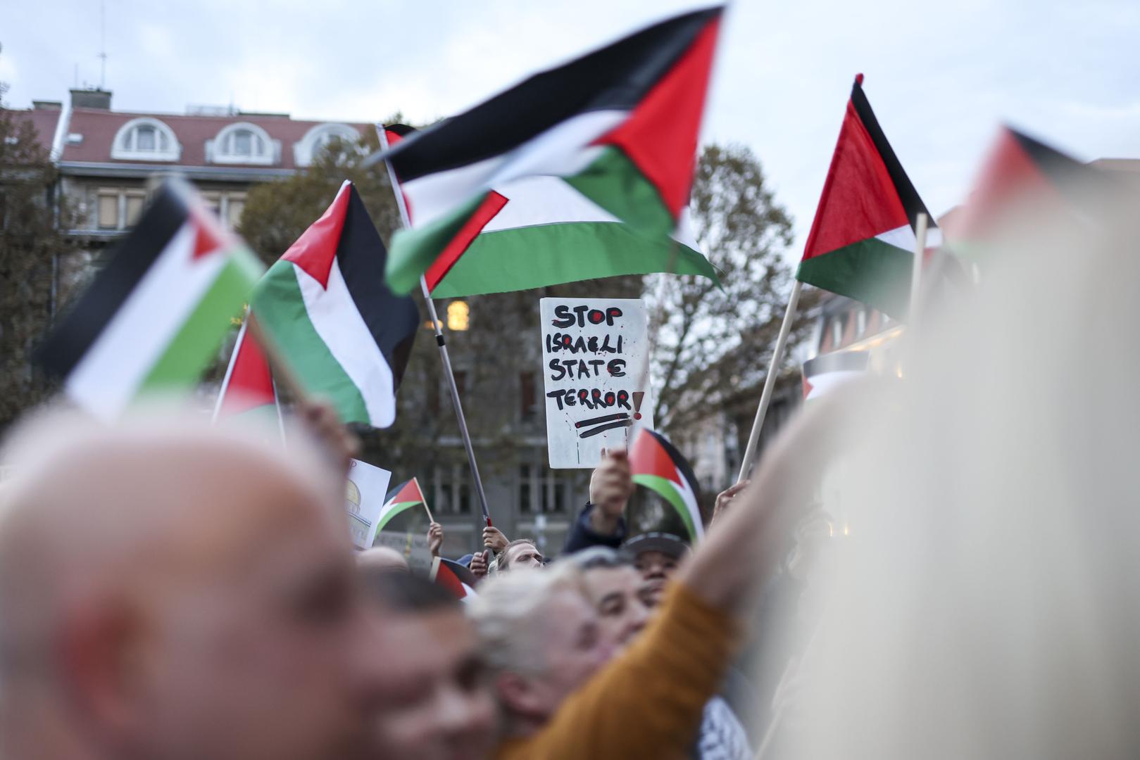 25.10.2023., Zagreb - Prosvjed Solidarno s Palestinom na Trgu zrtava fasizma. Ovaj prosvjed je dio globalnog odgovora na situaciju u kojoj se Gaza nemilosrdno bombardira svakoga dana, u kojoj nevjerojatan broj ljudi gubi svoje zivote.
 Photo: Igor Kralj/PIXSELL