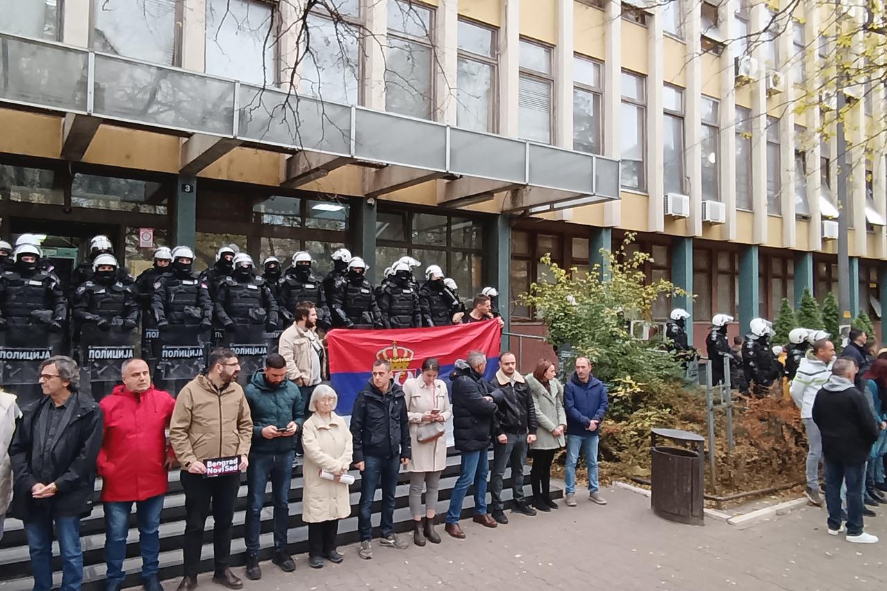 Novi Sad: Prosvjednici se naguravali sa specijalcima na ulazu u zgradu suda i tužiteljstva