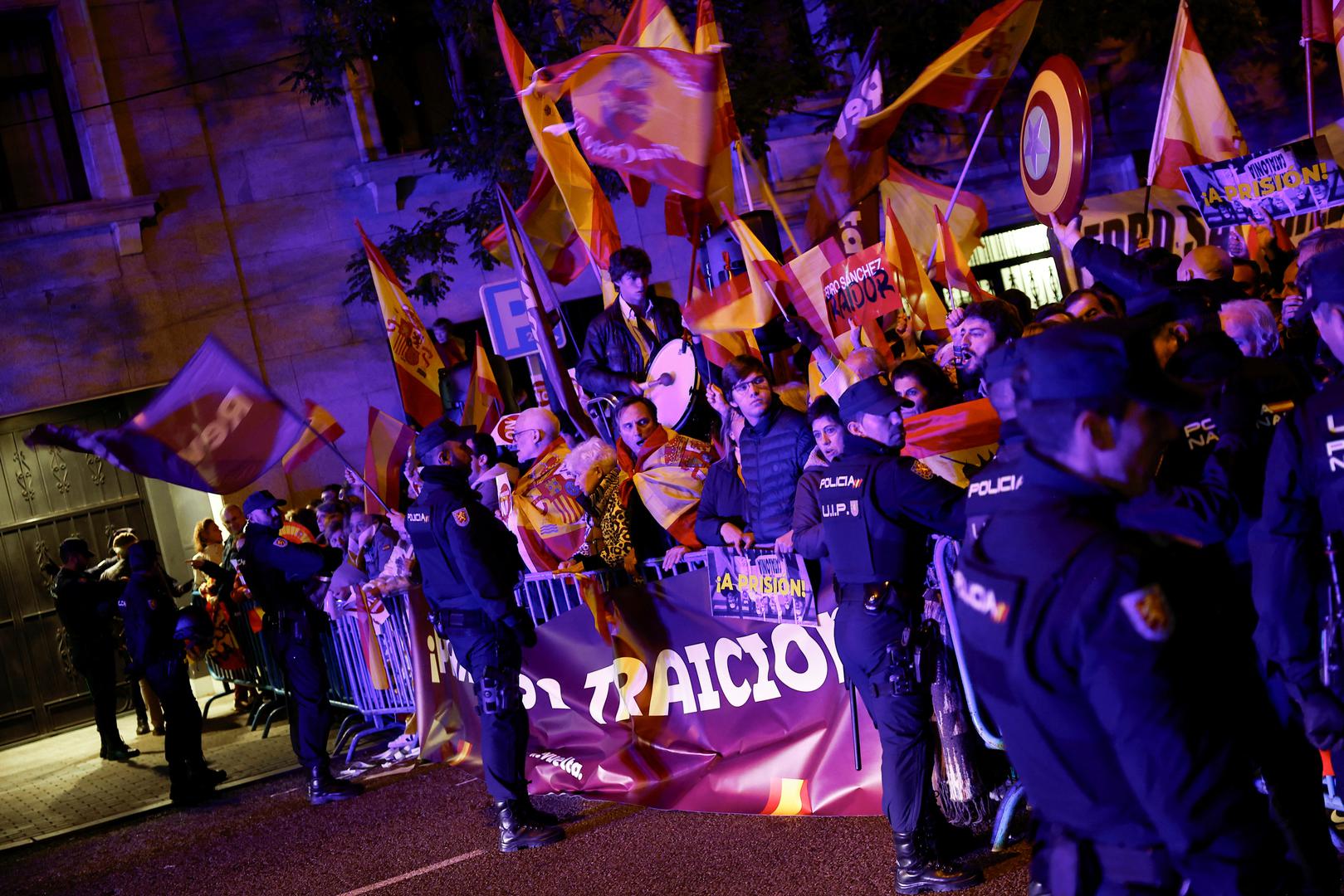 People take part in a protest near to Spain's Socialists Party (PSOE) headquarters, following acting PM Pedro Sanchez negotiations for granting an amnesty to people involved with Catalonia's failed 2017 independence bid in Madrid, Spain, November 6, 2023. REUTERS/Juan Medina Photo: JUAN MEDINA/REUTERS