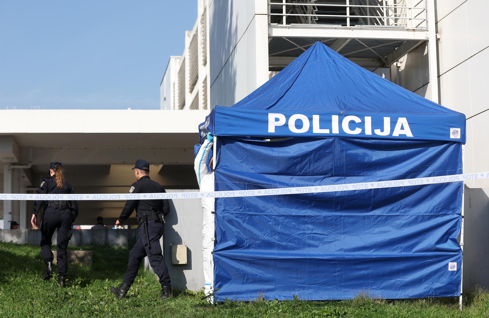 Na mjesto tragedije stigla je i zagrebačka policija koja tek treba utvrditi kako je točno došlo do pada. Kolege su u šoku, tek u nevjerici potvrđuju nesretni događaj. 