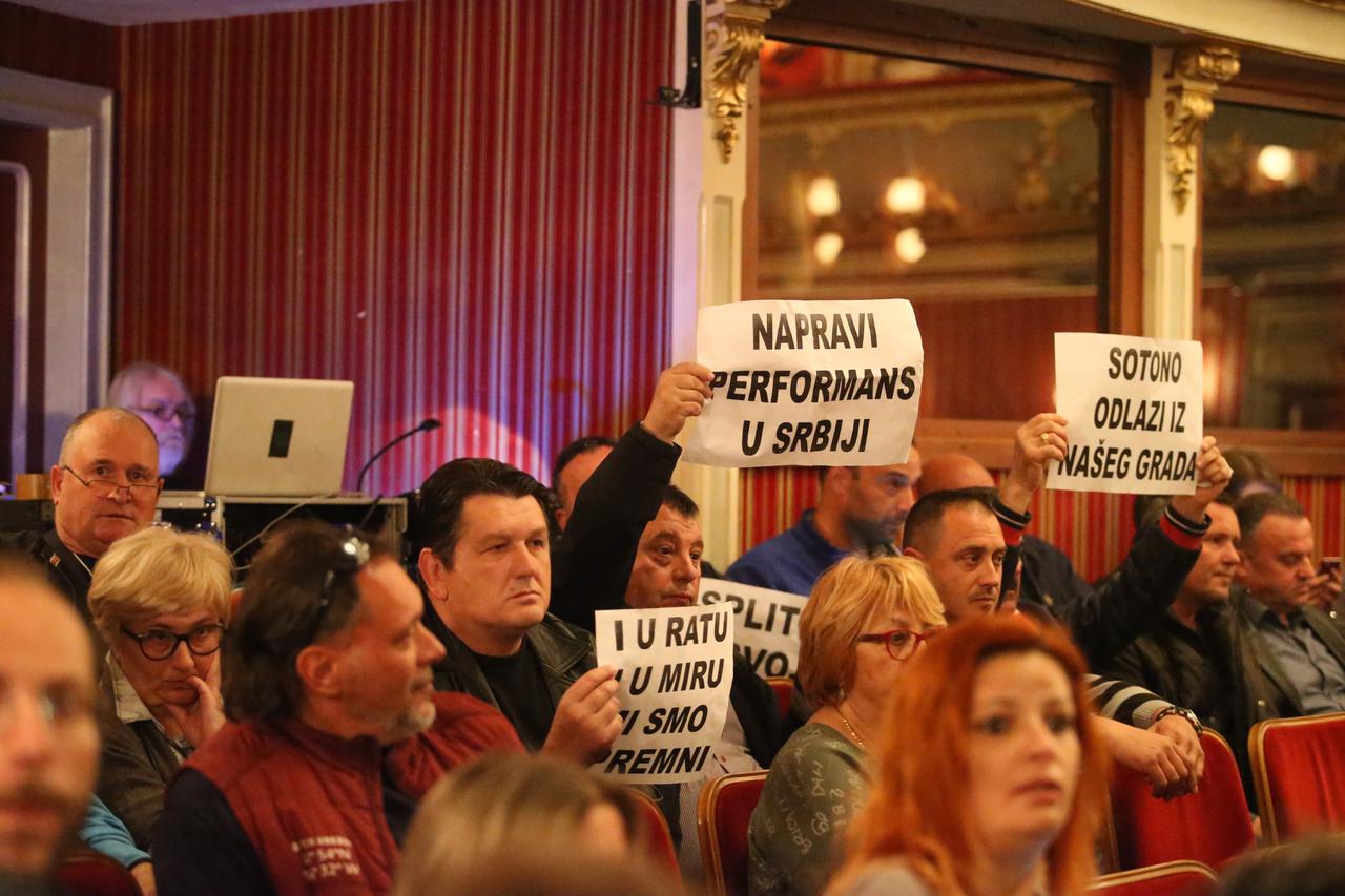 Split: Policija iz HNK izbacila nekoliko prosvjednika protiv Frljićeve predstave