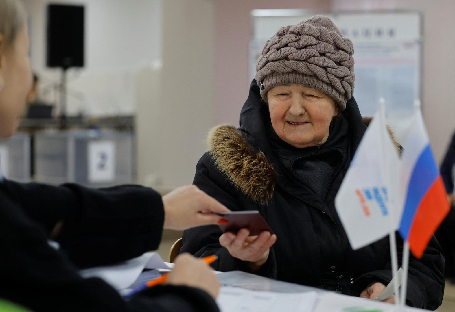 Prvi kandidat je Nikolaj Kharitonov, 75, iz Komunističke partije, bezbojna je osoba koja se 2004. natjecala protiv Putina i dobila 13 posto glasova, piše BBC. 