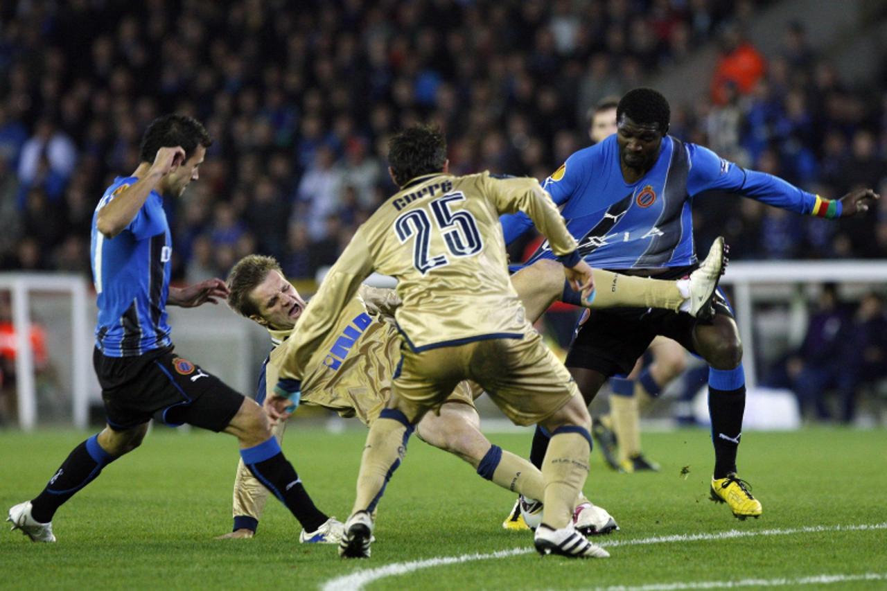 \'Club Bruges\' Marcos Camozzato (L) and Dorge Kouemaha (R) chase Dinamo Zagreb\'s Leandro Cufre (25) and Igor Biscan during their Europa League Group D soccer match at the Jan Breydel stadium in Brug