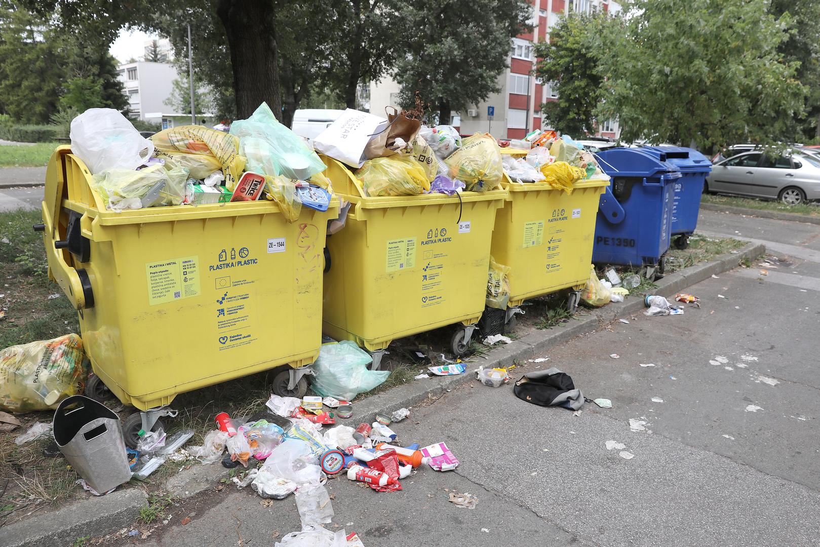 29.08.2023., Zagreb - Za Senovu ulicu u naselju Sopot dio Zagrepcana vjerojatno nikad nije cuo, ali se ovaj dio Novog Zagreba moze "pohvaliti" vjerojatno s najvecom koncentracijom kontejera u gradu. Tocno dvadeset kontejnera, i to naravno vecinom prepunih,  na desetak metara medjusobne udaljenosti slika su stanja u projektu rjesavanja problema otpada koji provode gradske vlasti u Zagrebu.    Photo: Patrik Macek/PIXSELL