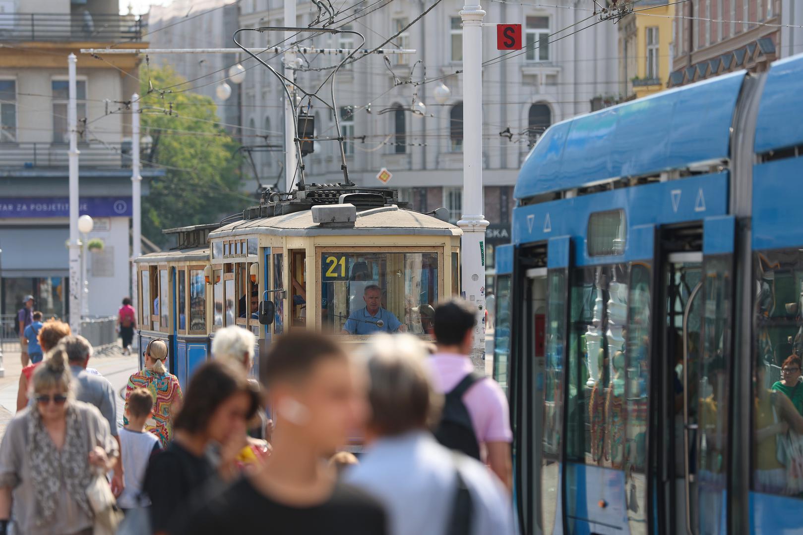 Muzejska linija 21 vozila je na relaciji: Ljubljanica - Vodnikova - Glavni kolodvor - Trg žrtava fašizma - Trg bana Josipa Jelačića - Frankopanska - Savska - Ljubljanica.