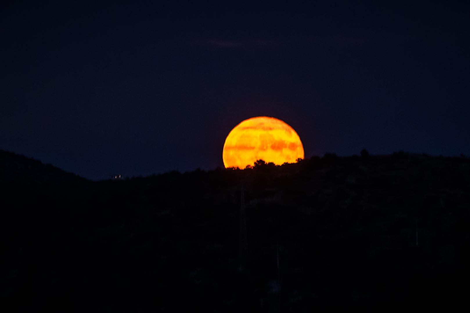 Naime, do toga dolazi zbog toga što je Mjesec bliže Zemlji. 