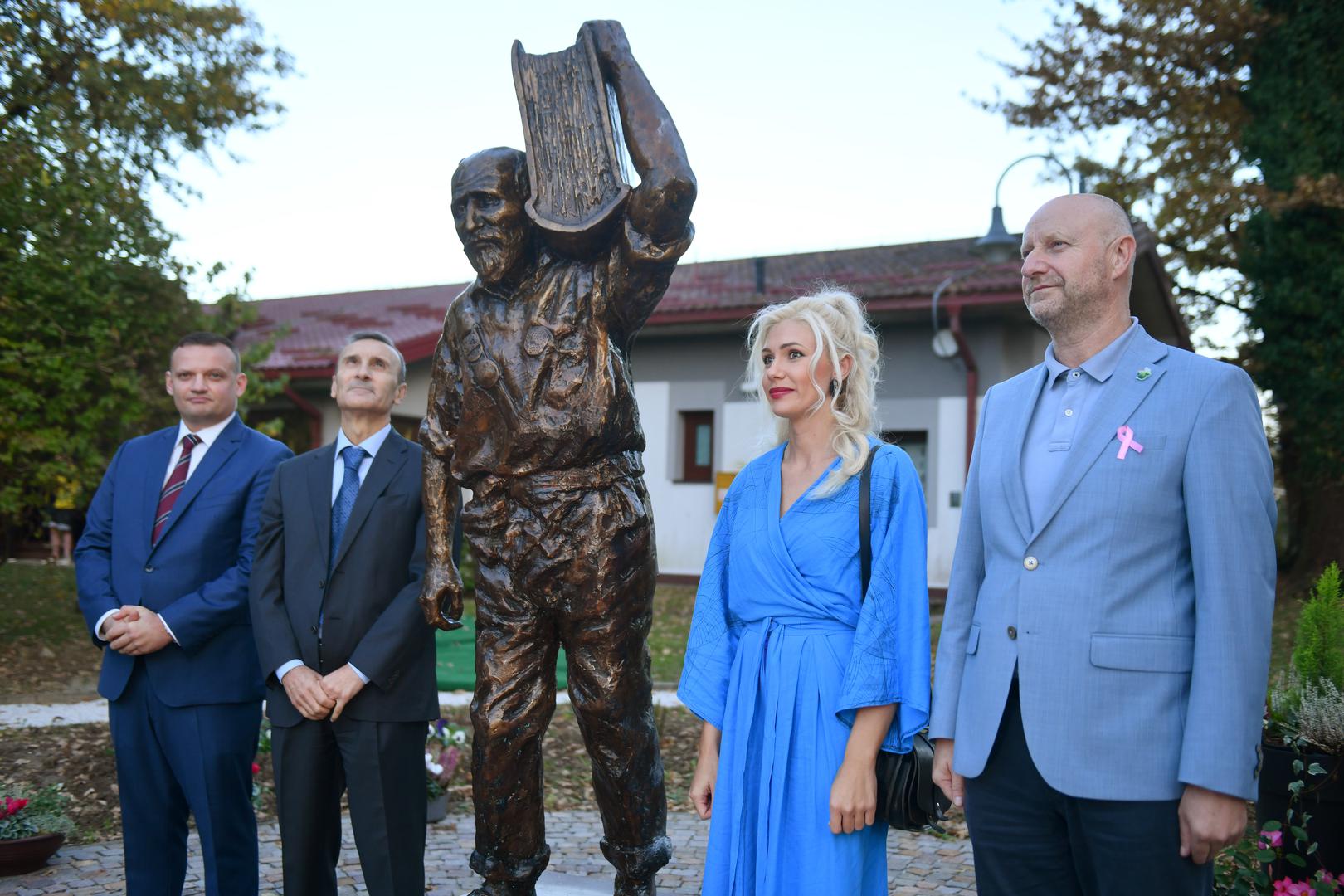 9.10.2024., Park Vranyczany, Oroslavje, Hrvatska - Otkrivanje spomenika Josipu Mikulcu, prvom hrvatskom influenseru, poznatom kao Joza Putnik, autorice Adne Bakije, akademske kiparice. Viktor Simunic, Paolo Trichilo, Adna Bakija i Zeljko Kolar. Photo: Josip Mikacic/PIXSELL