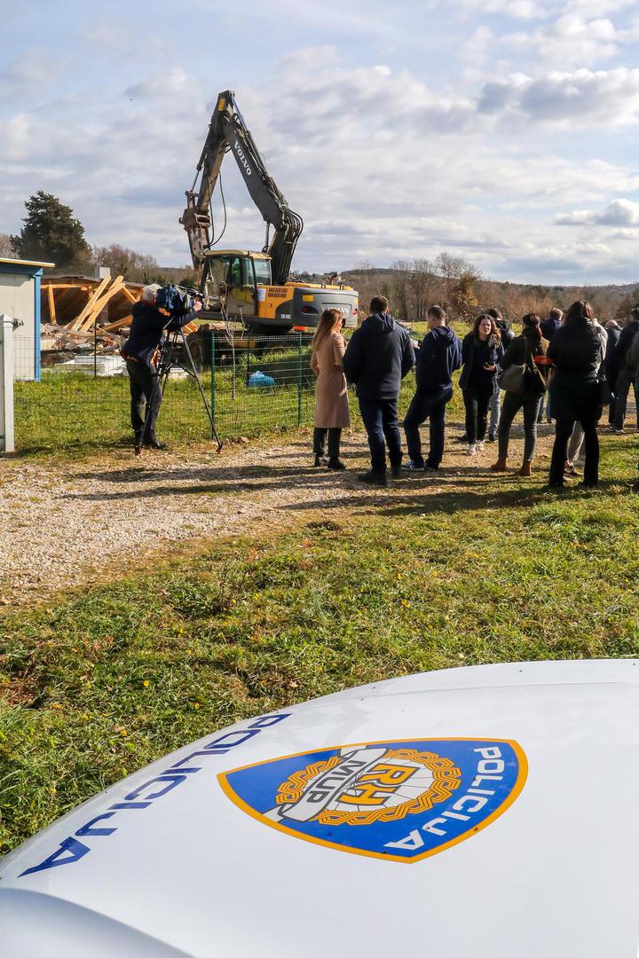 08.03.2023., Rovinj - 
Zapoceli radovi na uklanjanju nezakonito izgradjenih gradjevina na podrucju Istre. Prije rusenja glavni drzavni inspektor dr.sc. Andrija Mikulic dao je izjavu predstavnicima medija. Photo: Srecko Niketic/PIXSELL