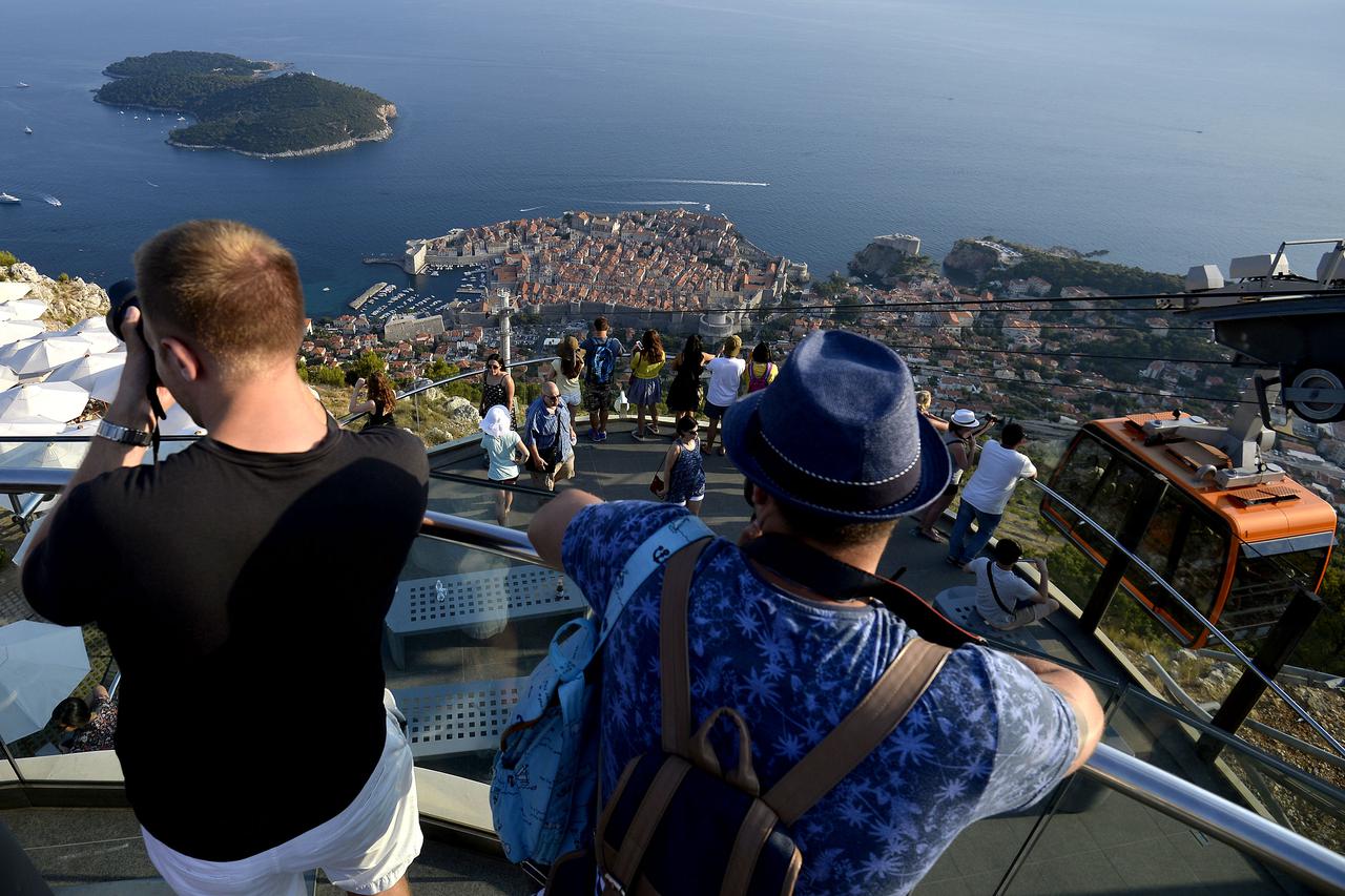 Dubrovnik: Turisti u velikom broju ži?arom odlaze na Sr? kako bi uživali u pogledu na grad