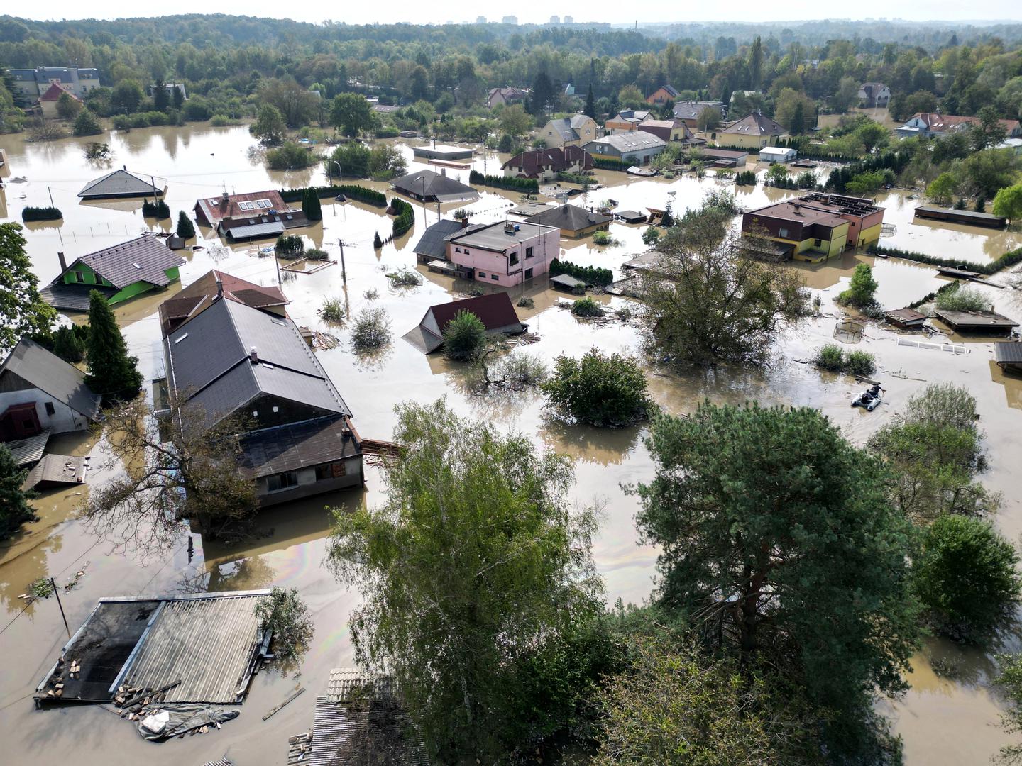 Dosad je najmanje 17 osoba poginulo u poplavama od Rumunjske do Poljske, a vodeni val očekuje se kroz 7 do 10 dana i u Hrvatskoj. 