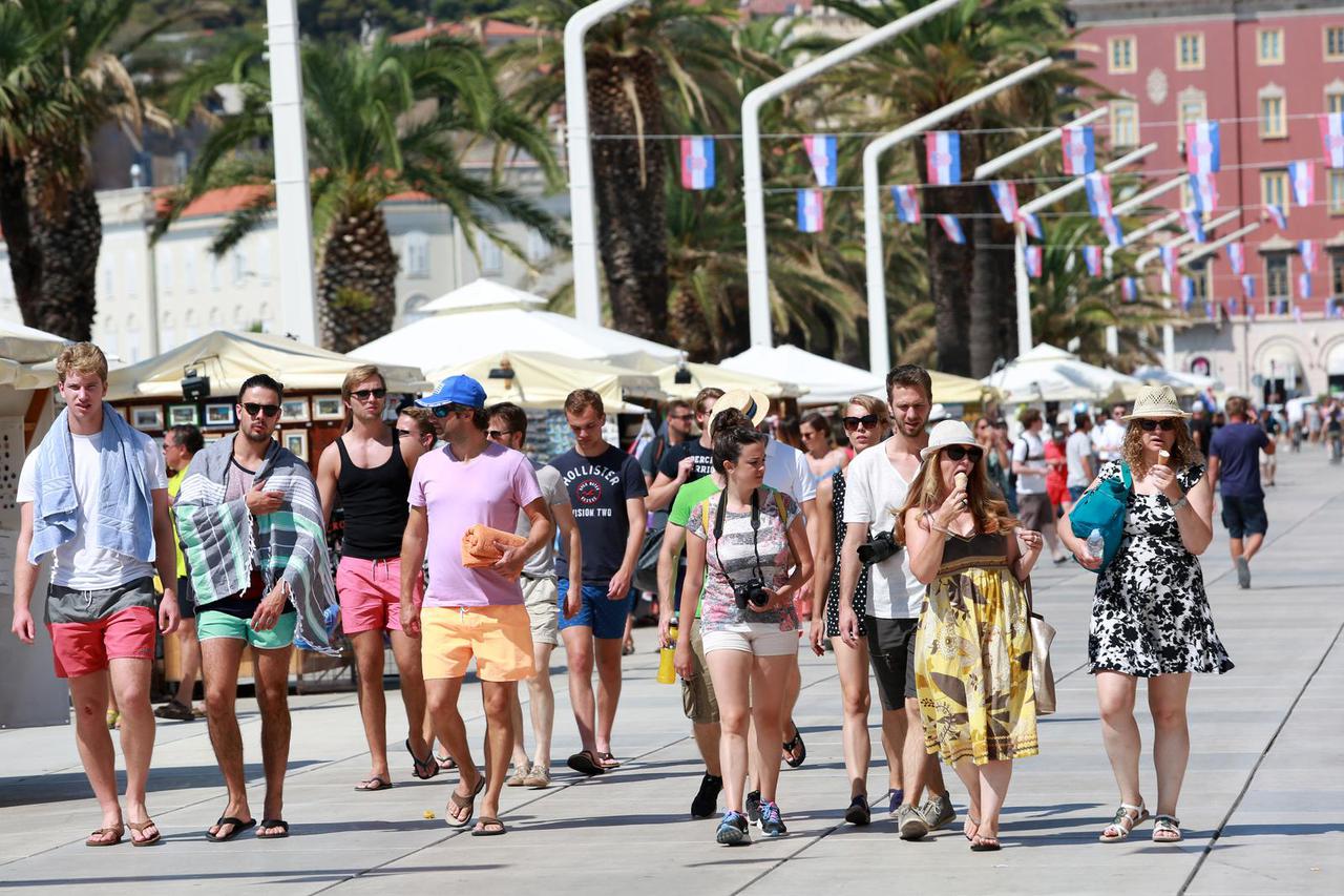 Split: Riva prepuna turista koji razgledavaju grad ili odmaraju u hladu