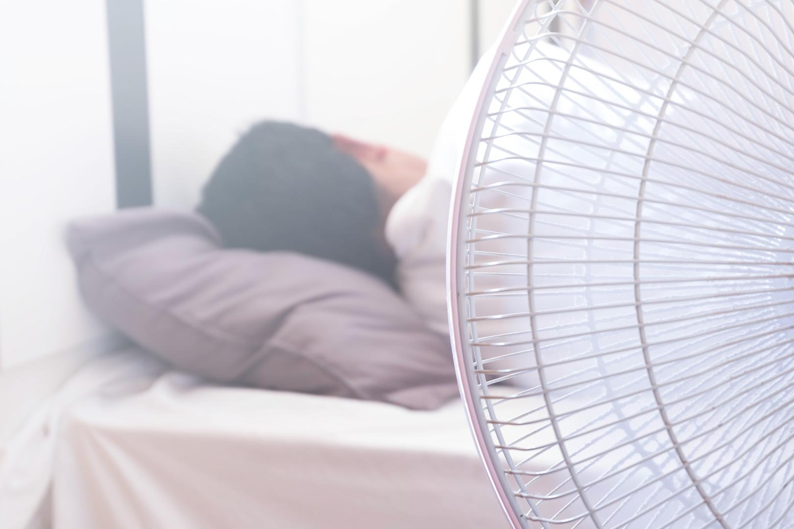 Prethodno rashlađivanje sobe ili ostavljanje ventilatora uključenog preko noći: Može se činiti logičnim uključiti ventilator u spavaćoj sobi prije spavanja kako bi rashladio prostoriju, ali time zapravo trošite energiju. Ventilatori ne hlade zrak – oni samo pokreću zrak, pomažući pri hlađenju vašeg tijela. Ako niste u prostoriji, nema smisla ostaviti ventilator uključen. Osim toga, iz sigurnosnih razloga ne preporučuje se ostavljati ventilator uključen preko noći ili dok ste vani. Neki ljudi također primjećuju da im ventilator isušuje kožu, usta i nosne kanale, a buka može ometati san. Ako je potrebno, odaberite ventilator s timerom koji će se isključiti nakon određenog vremena.