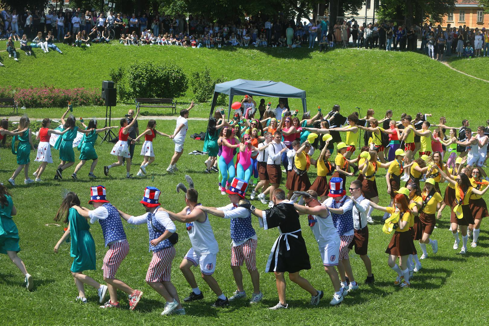 24.05.2024., Karlovac - Maturanti Gimnazije Karlovac tradicionalno su  zadnji dan skole otplesali Salonsko kolo. Svi zavrsni razedi Gimnazije predstavili su se pred brojnom publikom u plesnoj koreografiji koja je  tradicija skole vec 16. godina. Photo: Kristina Stedul Fabac/PIXSELL