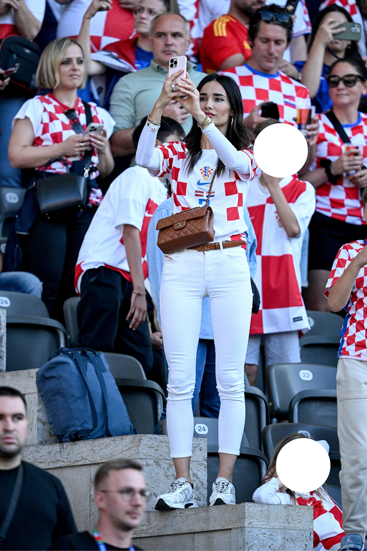 Vatrene su s tribina pratila brojna poznata lica iz svijeta sporta, zabave i politike. 