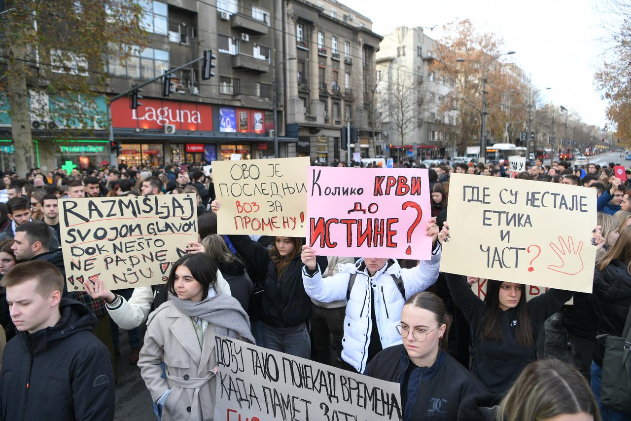 Beograd: Studenti na 15 minuta blokirali promet kako bi podržali akciju 'Zastani Srbijo'