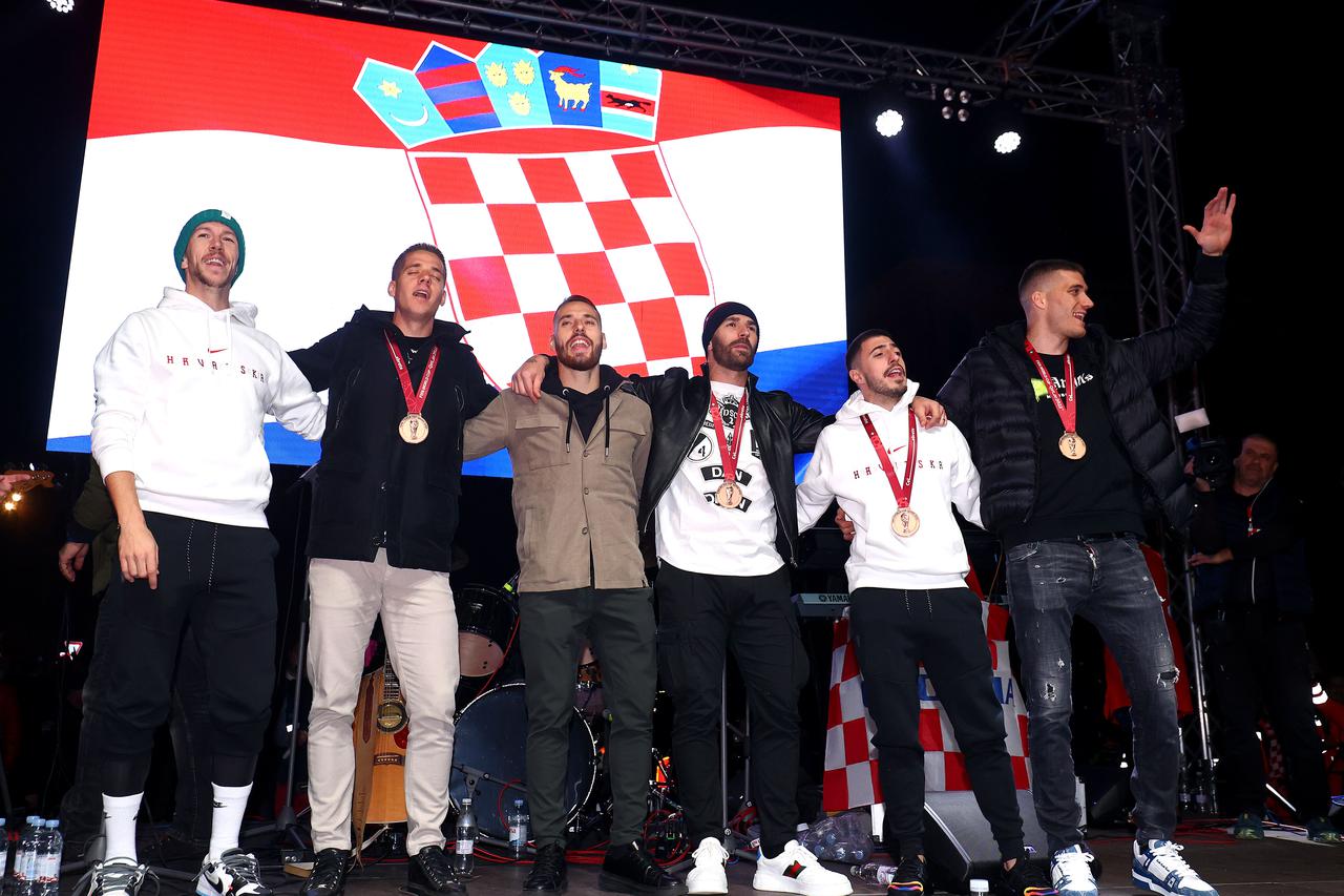 Vatreni Stigli u Split, dočekalo ih tisuće navijača