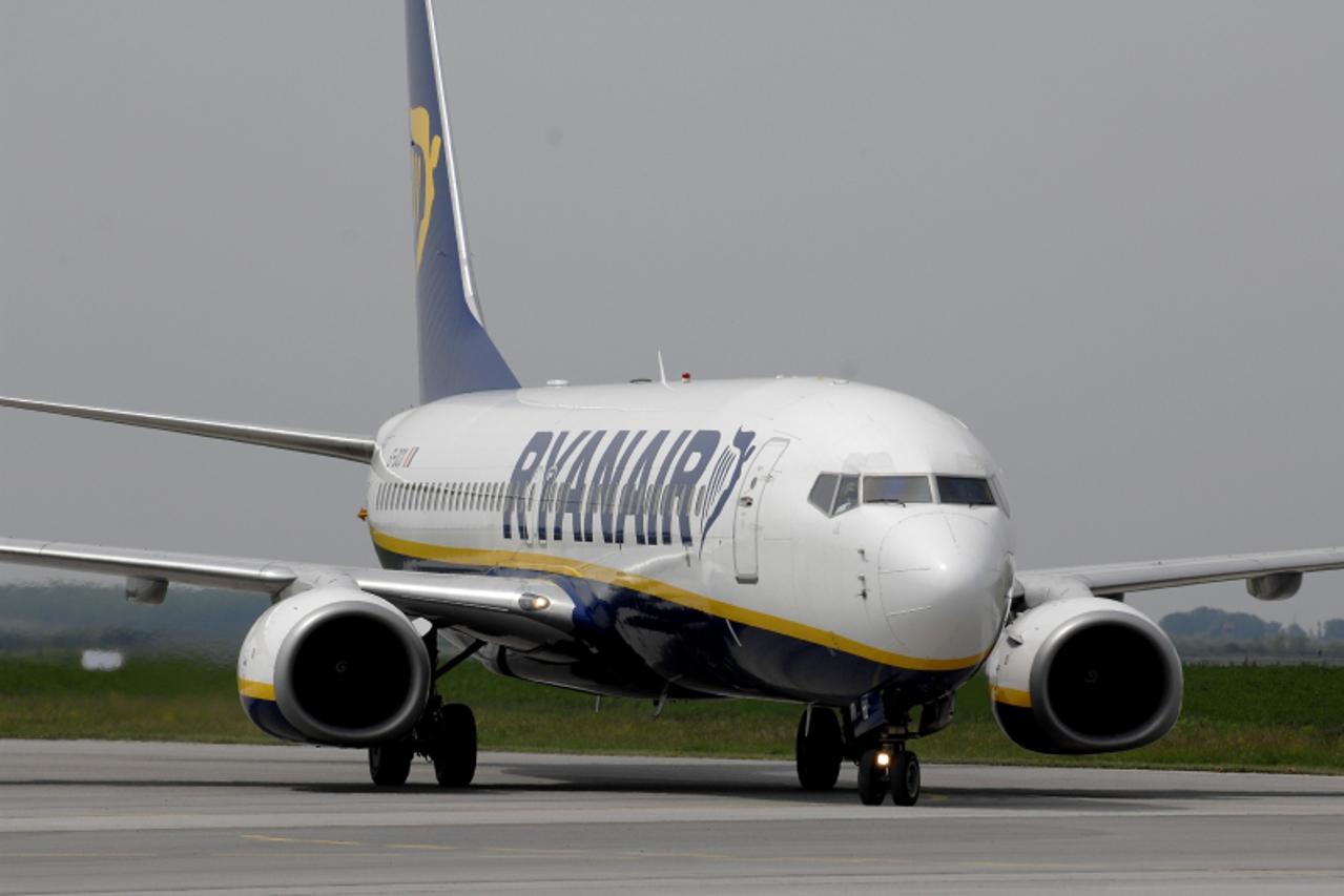 'slavonija-06.05.2009.osijek,hrvatska,slijetanje i polijetanje prvog zrakolpova irske zrakoplovne tvrtke ryanair na osjeckom aerodromu klisa, Photo: Davor Javorovic/Vecernji list'