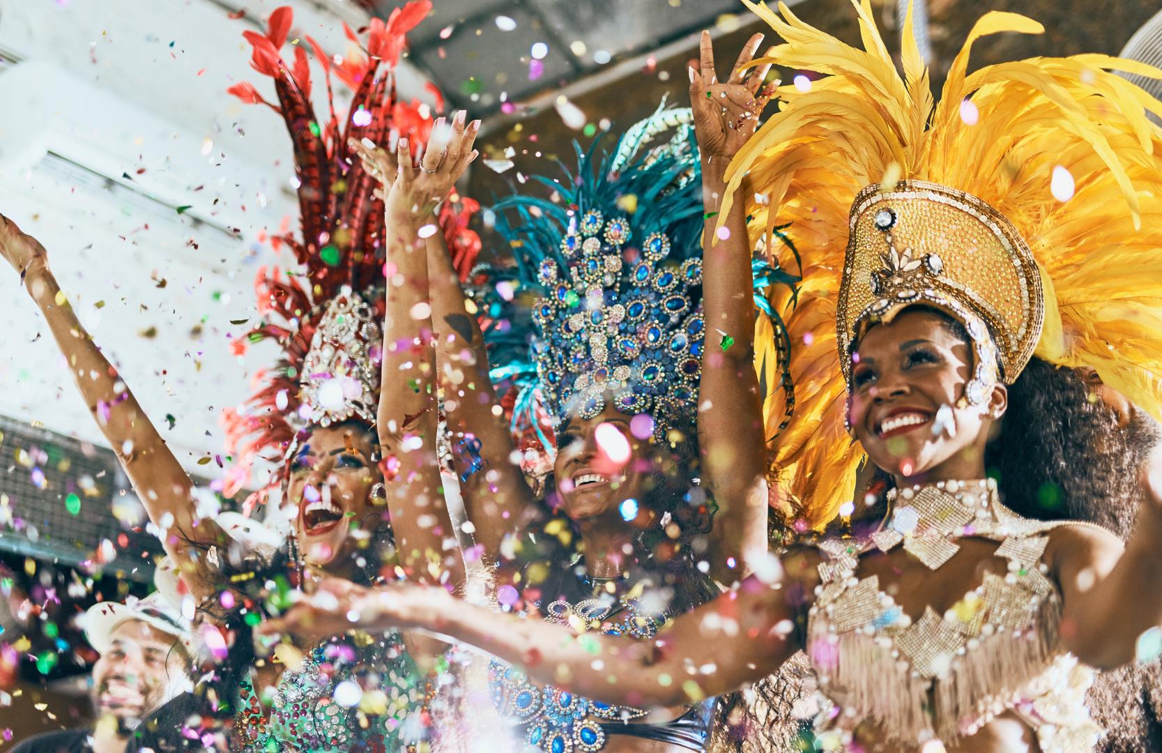 1. Rio de Janeiro: Kao domaćin Rio Carnavala, najveće svjetske zabave, Rio de Janeiro ne iznenađuje prvim mjestom. Noćni život u ovom brazilskom gradu dobio je ocjenu od 90% za kvalitetu, a mještani su ga visoko ocijenili i zbog pristupačnosti. Rio se odlikuje boemskim barovima u Lapi, živom glazbom, plesnim dvoranama i spontanom samba zabavom na otvorenom. ‘Prošli su dani kada su noćni klubovi bili glavna destinacija u Riju’, kaže Renata Magalhães iz Time Out Rio de Janeiro. Novi hot spots poput Alba i Vian Cocktail Bar u Botafogu, i trendi Morro do Pinto nude živahnu atmosferu. Bar Suru, s koktelima inspiriranim Brazilom, privlači posjetitelje cijeli tjedan.