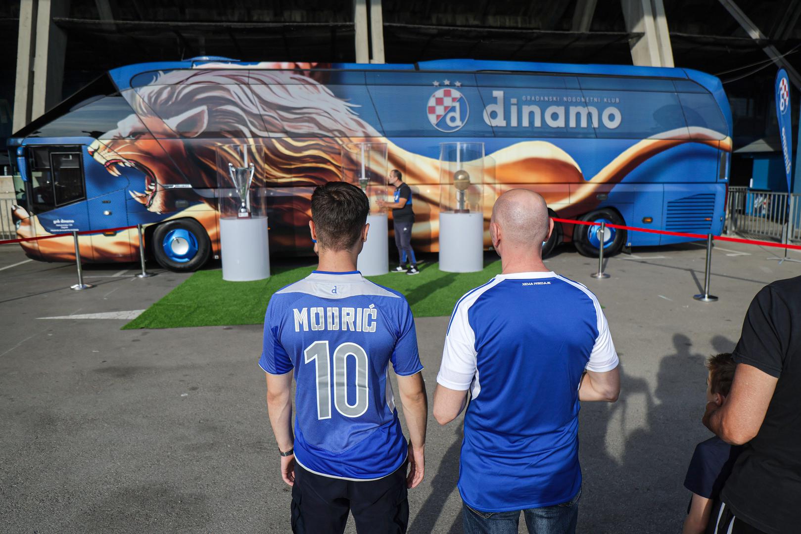 Dinamo je organizirao veliki poklon navijačima. Svi su se od 13 do 19 sati mogli slikati ispod zapadne tribine Maksimira s tri ovosezonska pehara