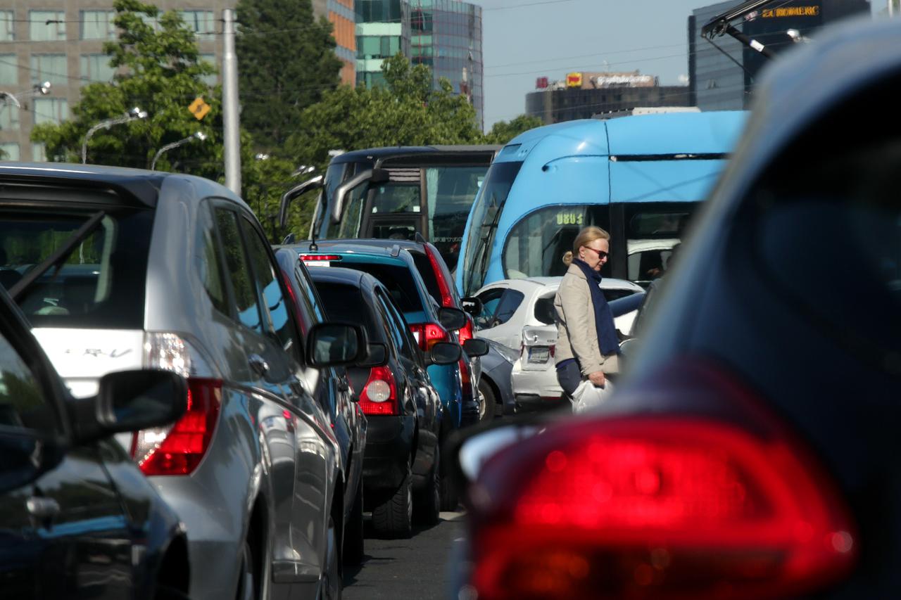 Zagreb: Kolaps u prometu na križanju Držićeve i Vukovarske zbog prestanka rada semafora