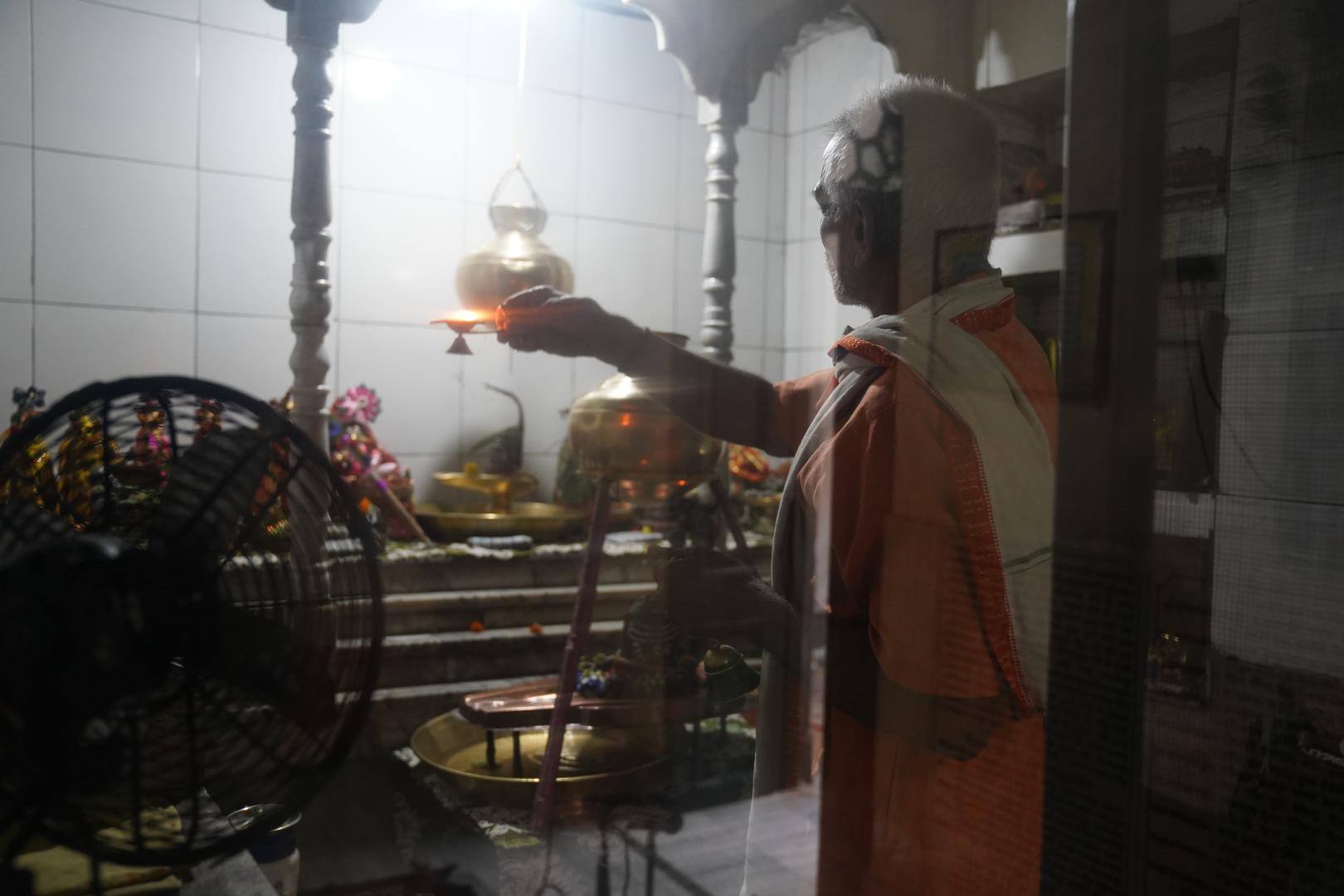 19 July 2024, India, Varanasi: A Hindu priest performs rituals in the Mukti Bhawan (House of Salvation). Photo: Anne-Sophie Galli/dpa Photo: Anne-Sophie Galli/DPA