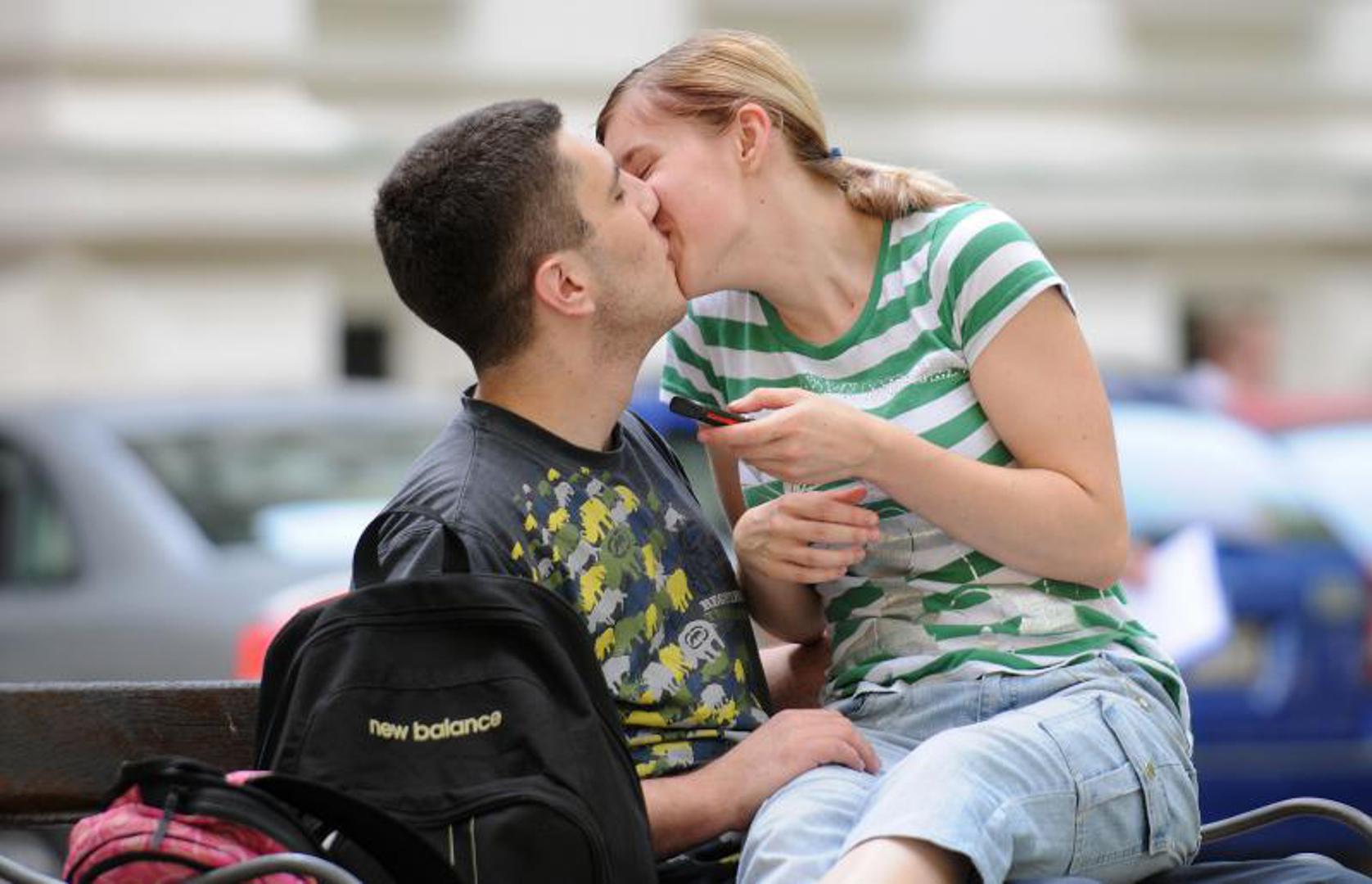 Poljupci su važan dio svake veze, a način na koji se netko ljubi otkriva i nešto o osobnosti. Prepoznajte kojem tipu osobe vi pripadate...