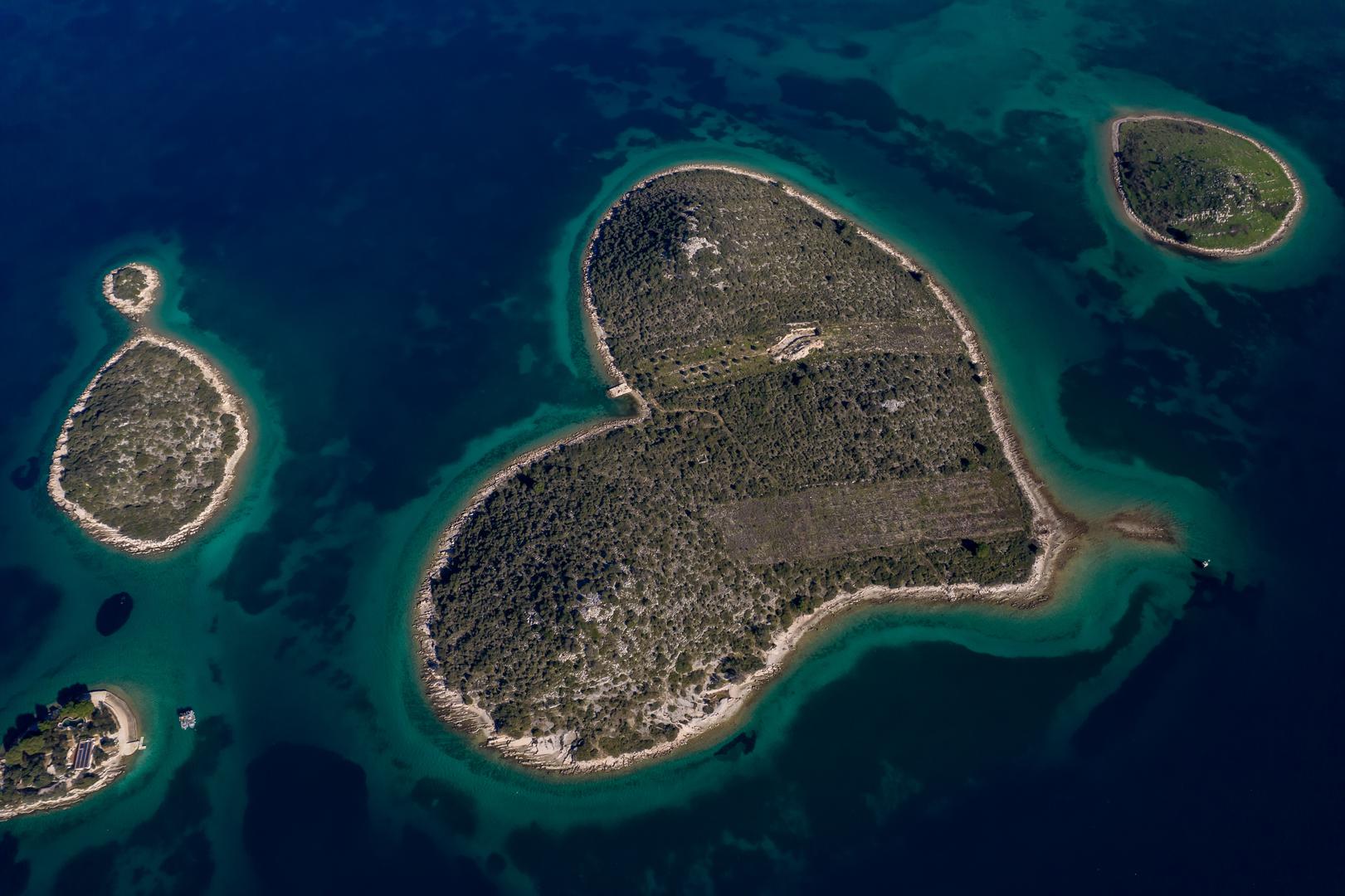 31.01.2023., Otocic Galesnjak, mnogima je znan i kao Otok zaljubljenih. Zbog svog specificnog oblika srca postao je prepoznatljiv otocic nase obale diljem svijeta. Rijec je  nenaseljenom otocicu smjestenom u Pasmanskom kanalu, a moguce ga je posjetiti barkom ili brodom. Photo: Dino Stanin/PIXSELL