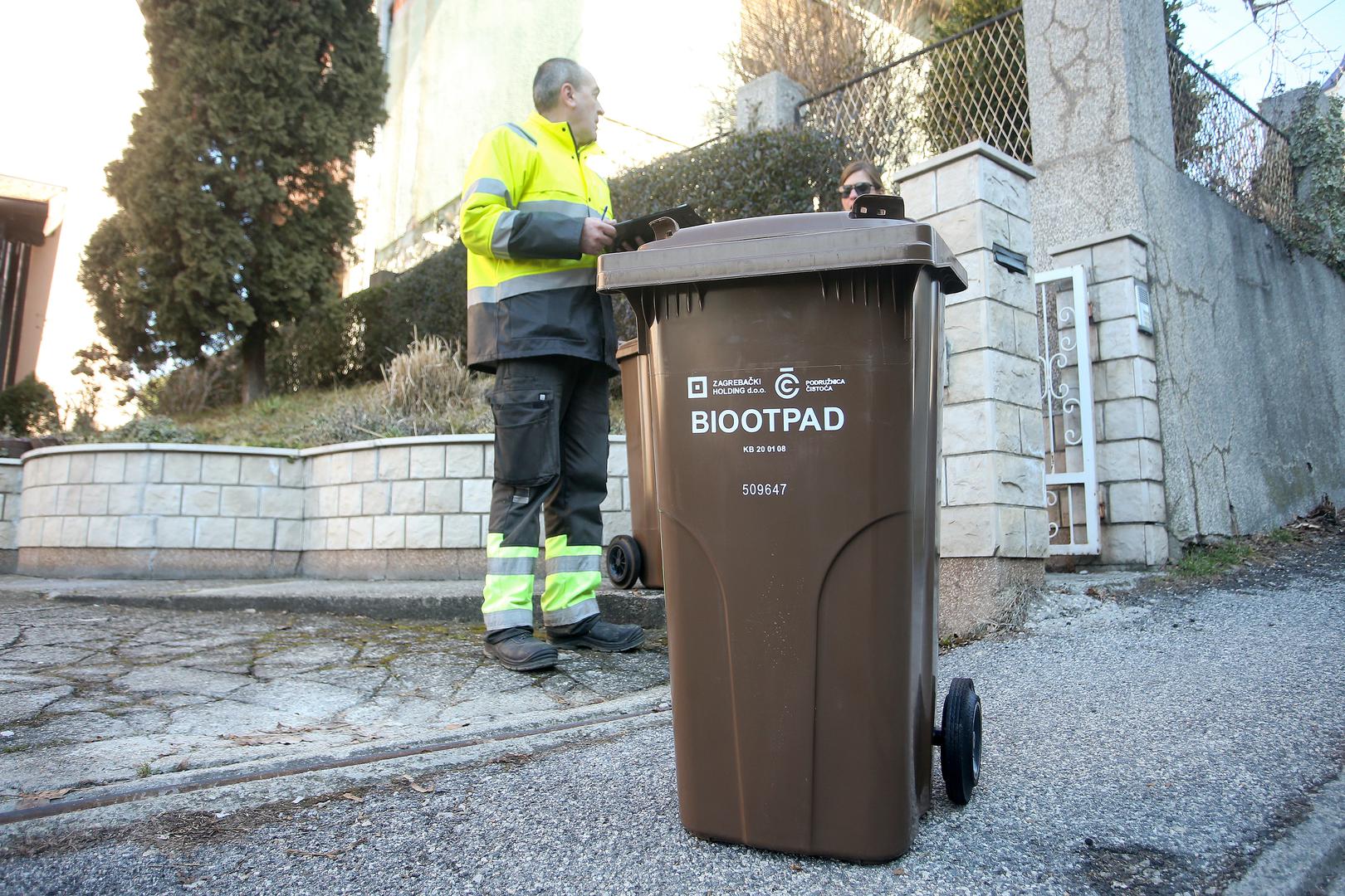 U spremnike se može odlagati kuhinjski otpad, vrtni ili zeleni otpad te male količine kore drveta, kose i dlake, piljevine, papirnatih maramica, borovih iglica. Ne mogu ostaci termički obrađene hrane, meso, riba, kosti, koža, mliječni proizvodi, ulja i masti.