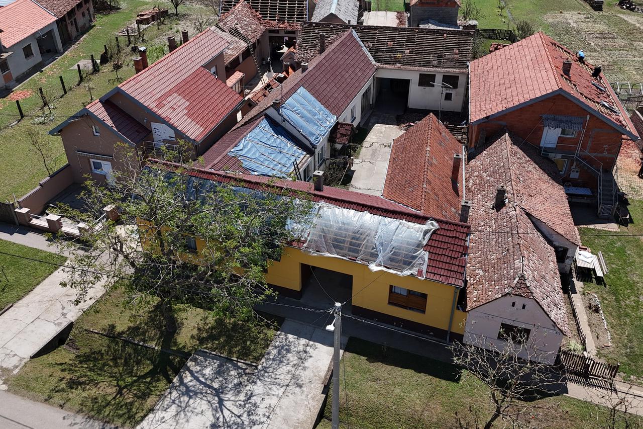 Pogled iz zraka na štetu na krovovima u Bošnjacima 