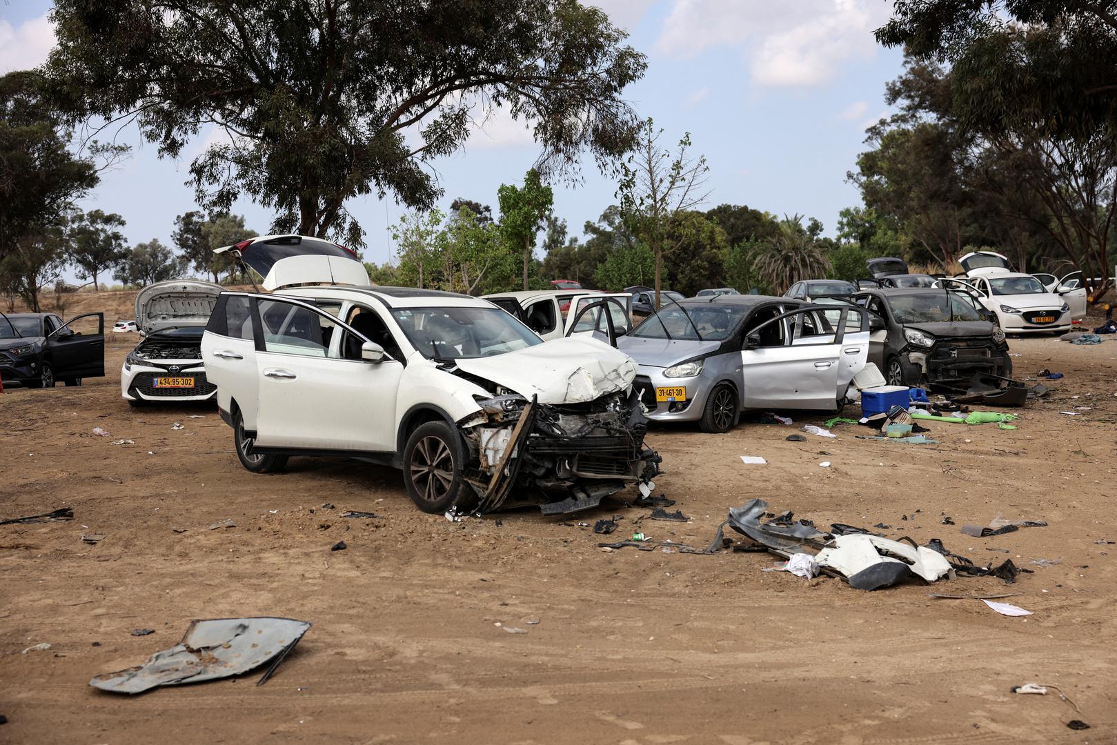 Israeli soldiers inspect burnt cars that are abandoned in a carpark near where a festival was held before an attack by Hamas gunmen from Gaza that left at least 260 people dead, by Israel's border with Gaza in southern Israel, October 10, 2023. REUTERS/Ronen Zvulun Photo: RONEN ZVULUN/REUTERS