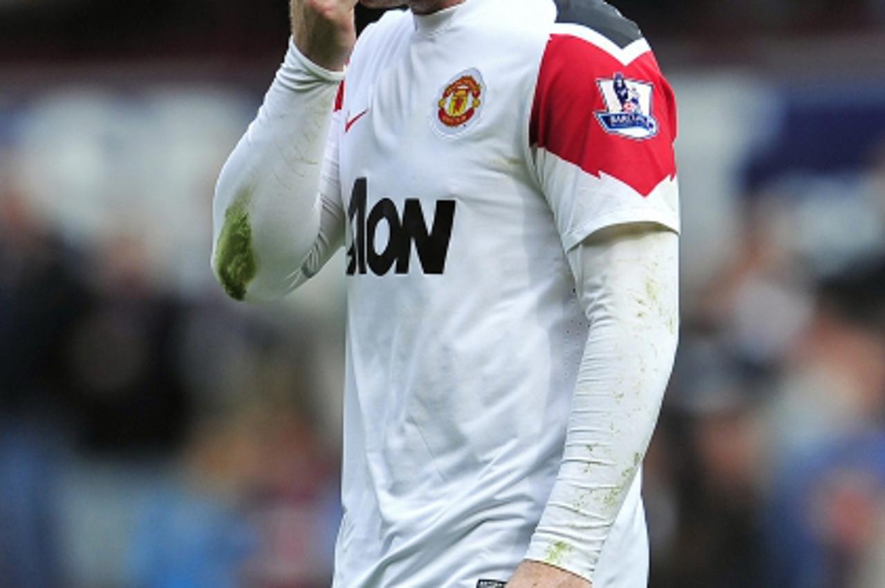 'Manchester United\'s English striker Wayne Rooney gestures as he leaves the pitch at half time in the English Premier League football match between West Ham United and Manchester United at the Boleyn