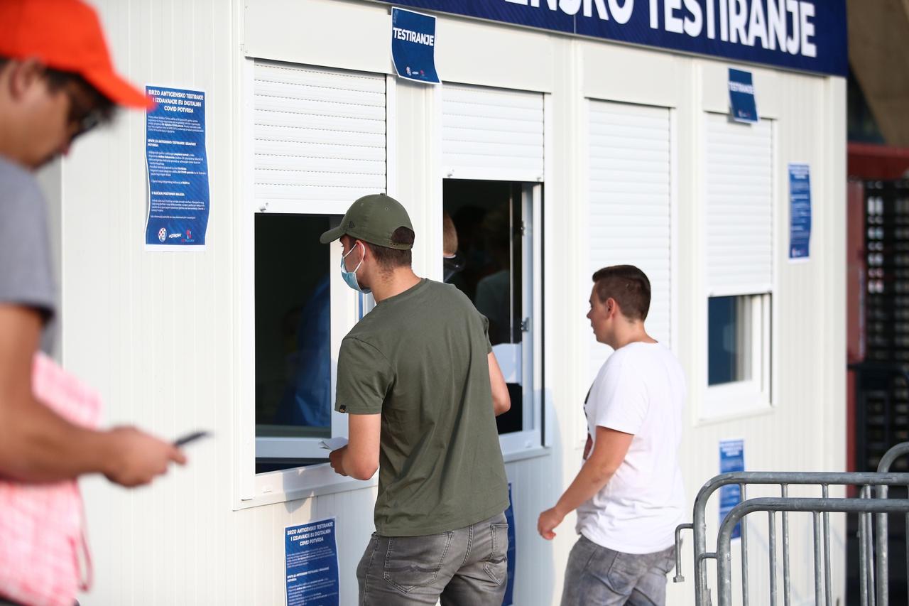 Zagreb: Navijači se testiraju na punktu za brze covid testove prije ulaska na stadion Maksimir